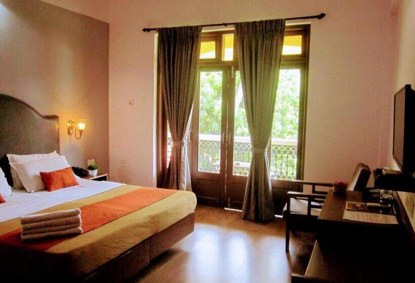 带泳池观景的豪华房, Carina Beach Resort