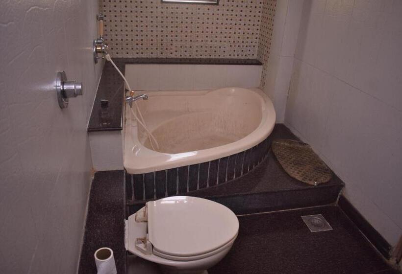 Pokój Standard, Dhiraj