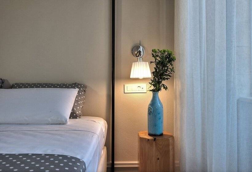 クラシックルーム, Elia Zampeliou