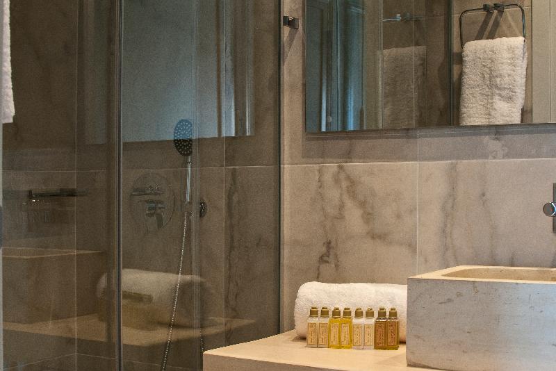 クラシックルーム, Elia Zampeliou