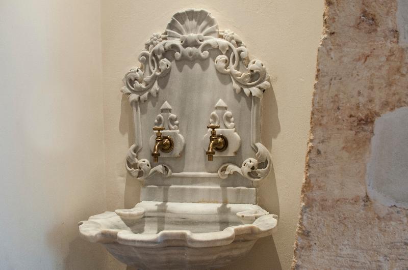 クラシックルーム, Elia Zampeliou