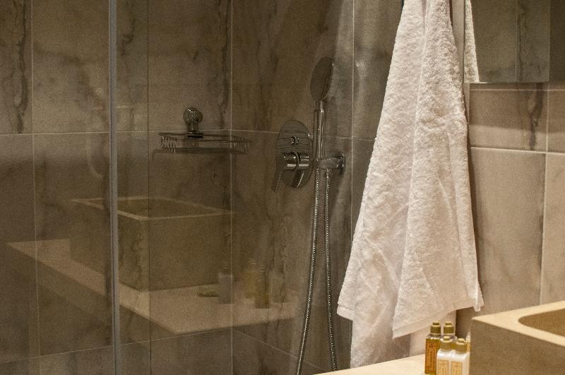 クラシックルーム, Elia Zampeliou