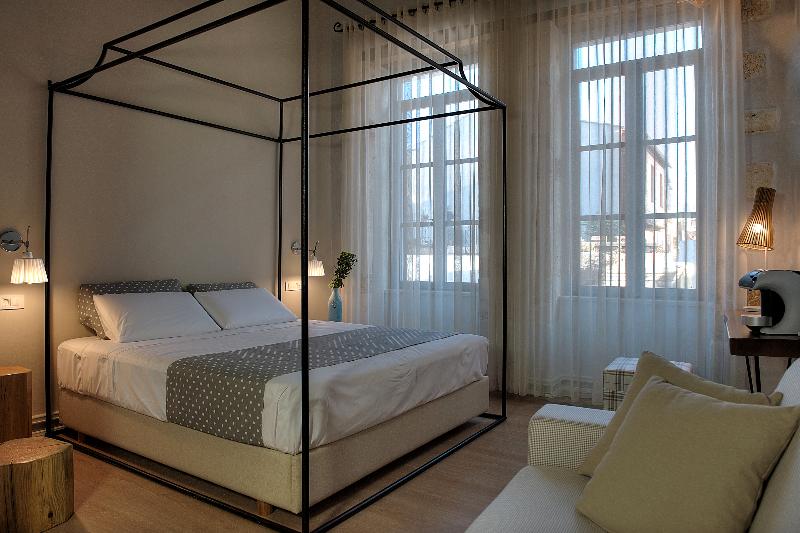 クラシックルーム, Elia Zampeliou