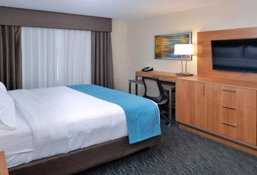 キングサイズベッドのデラックスルーム, Holiday Inn Hotel & Suites Edmonton Airport Conference Centre, An Ihg