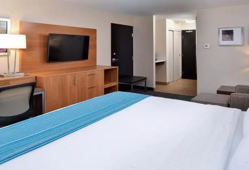 キングサイズベッドのデラックスルーム, Holiday Inn Hotel & Suites Edmonton Airport Conference Centre, An Ihg