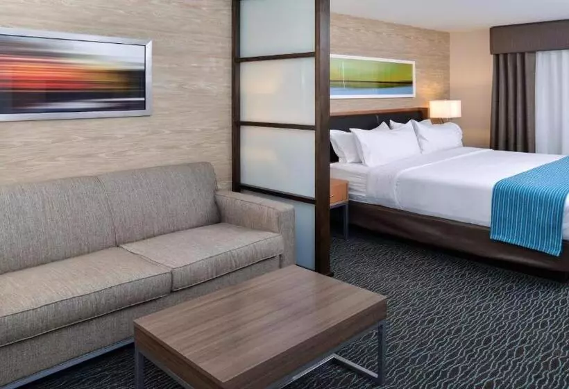 キングサイズベッドのスイートルーム, Holiday Inn Hotel & Suites Edmonton Airport Conference Centre, An Ihg