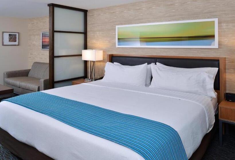 מיטת קינג בסוויטה, Holiday Inn Hotel & Suites Edmonton Airport Conference Centre, An Ihg