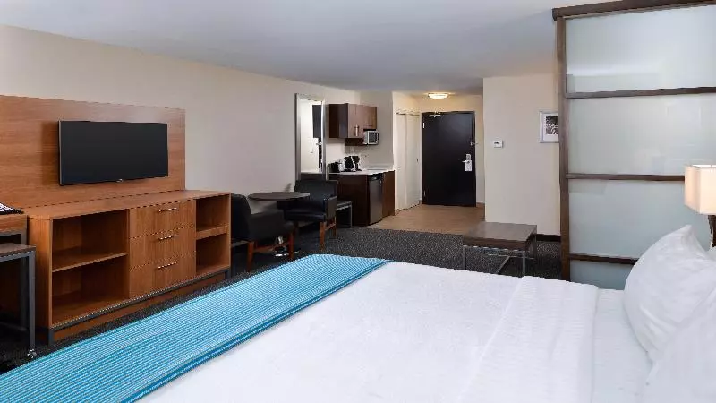 キングサイズベッドのスイートルーム, Holiday Inn Hotel & Suites Edmonton Airport Conference Centre, An Ihg