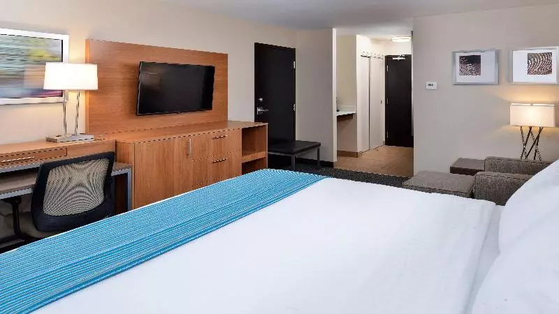 キングサイズベッドのスタンダードルーム, Holiday Inn Hotel & Suites Edmonton Airport Conference Centre, An Ihg