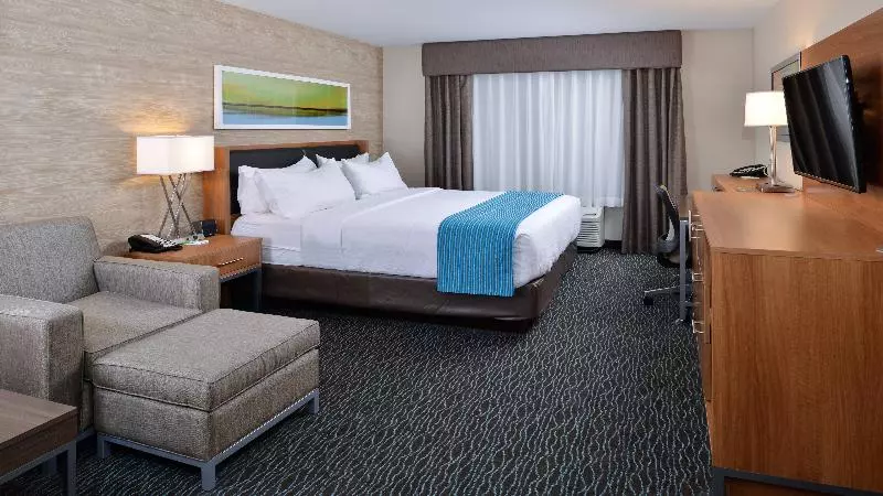 キングサイズベッドのスタンダードルーム, Holiday Inn Hotel & Suites Edmonton Airport Conference Centre, An Ihg