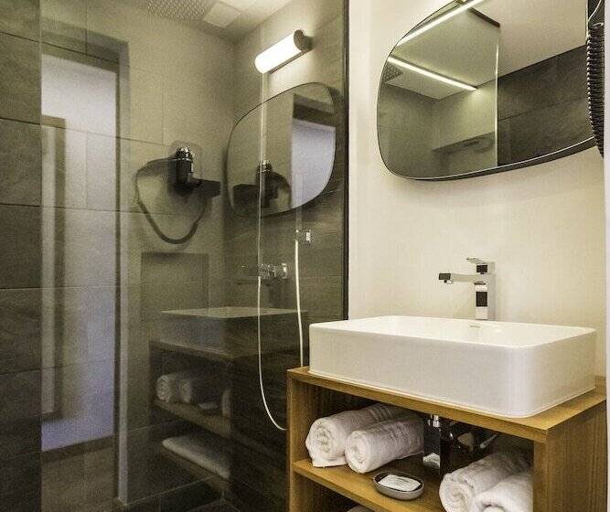 Номер Стандарт, Latitude 21