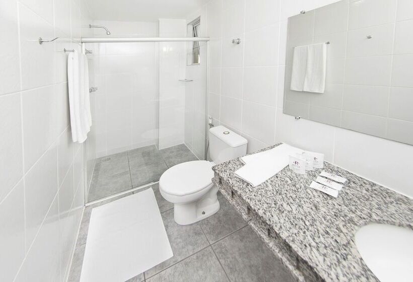 חדר דלוקס לשלושה, River Palace