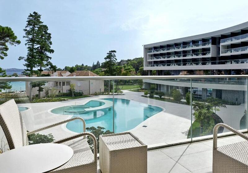 اتاق لوکس با بالکن و چشم‌انداز دریا, Sheraton Dubrovnik Riviera