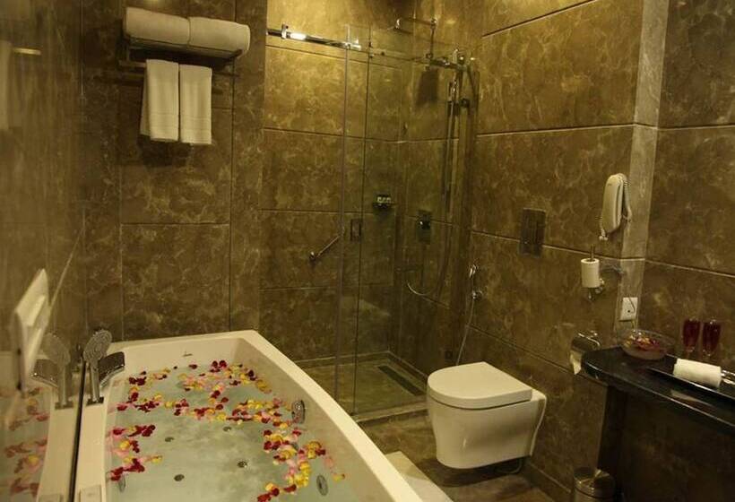 جناح, The Lal Vilas Hotel & Resort