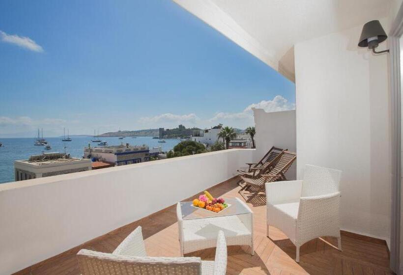 سوئیت اجرایی با چشم‌انداز دریا, Akkan