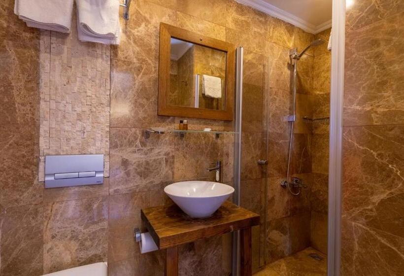 اتاق سوپریور با بالکن, Akkan