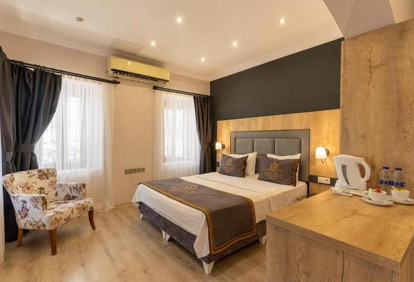 اتاق خانوادگی, Akkan