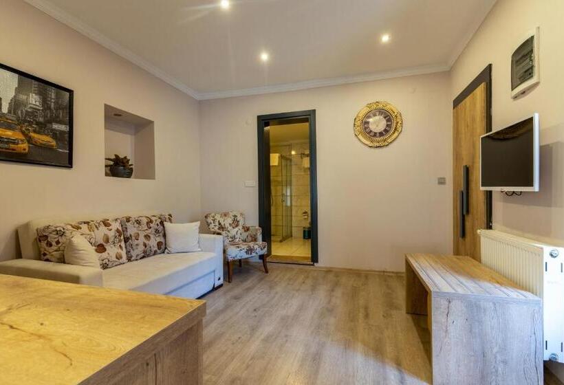 اتاق خانوادگی, Akkan