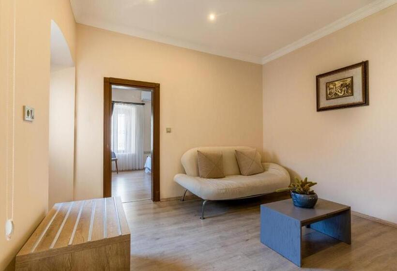 اتاق لوکس خانوادگی, Akkan