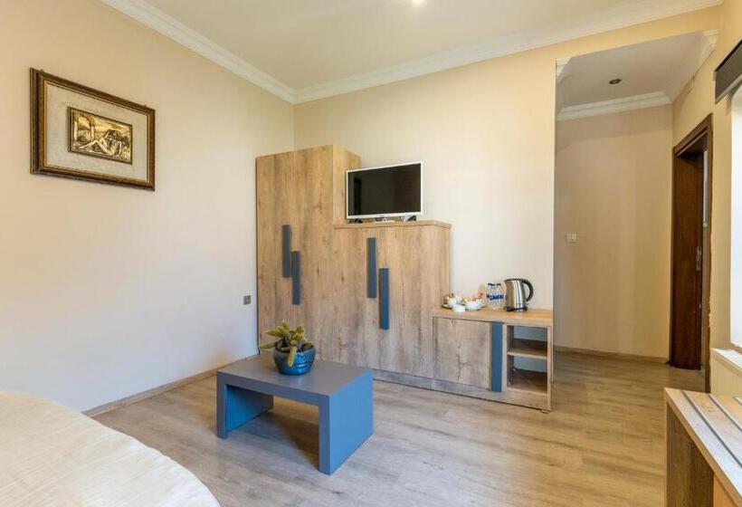 اتاق لوکس خانوادگی, Akkan