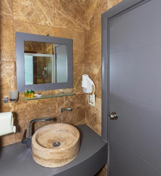 سوئیت اجرایی با چشم‌انداز دریا, Akkan