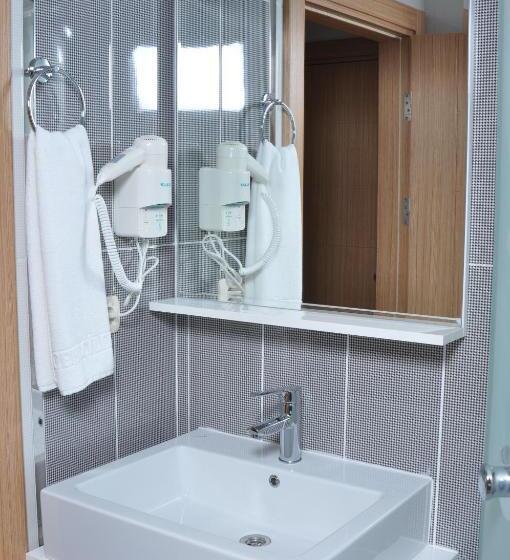 Camera Tripla Standard, Cebeciler