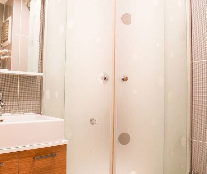 Camera Tripla Standard, Cebeciler