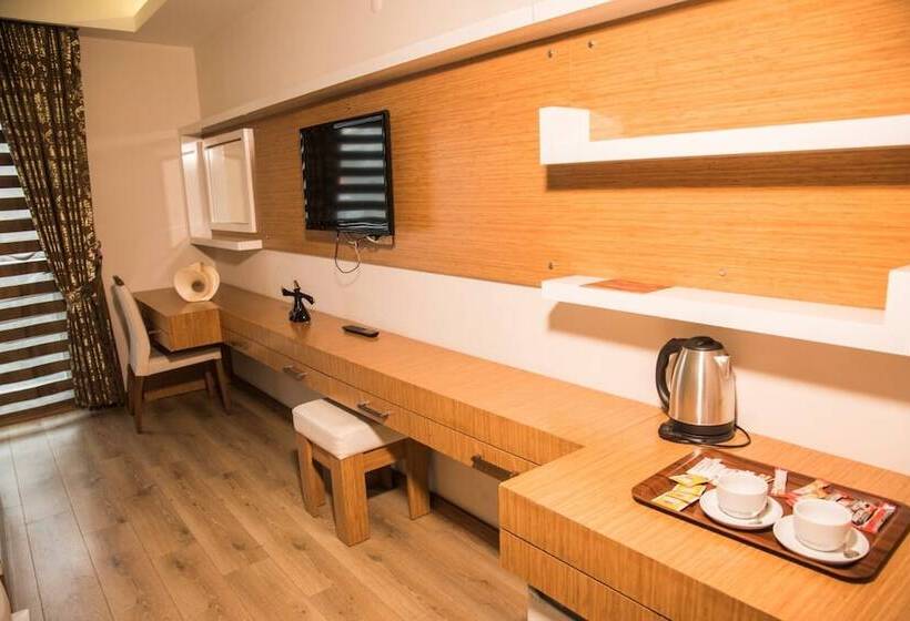 Camera Tripla Standard, Cebeciler