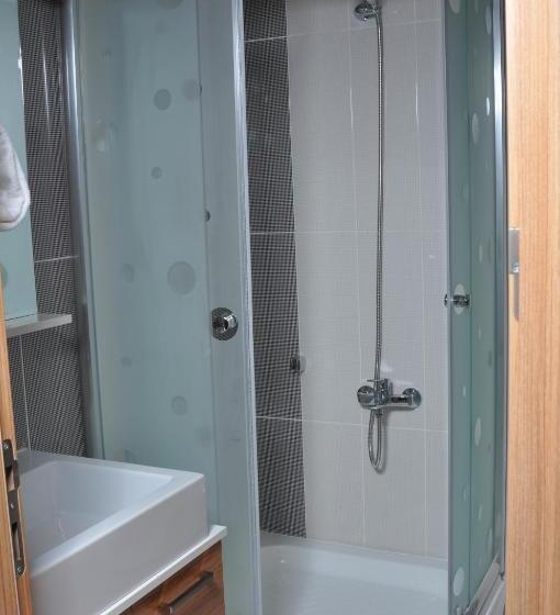 Camera Standard, Cebeciler