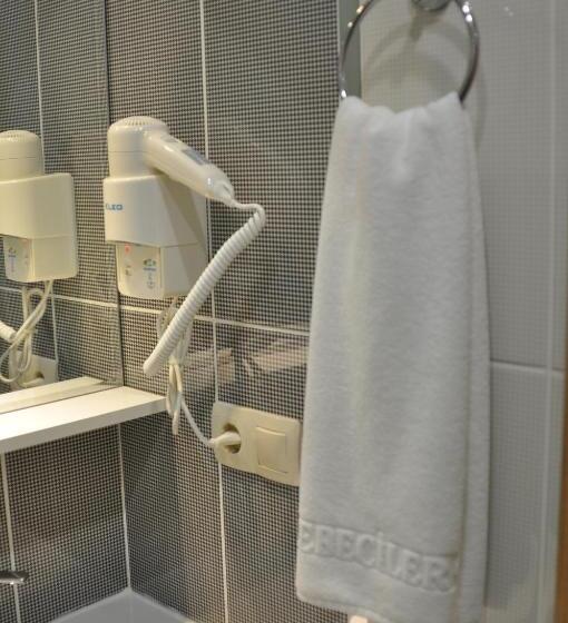 Camera Tripla Standard, Cebeciler