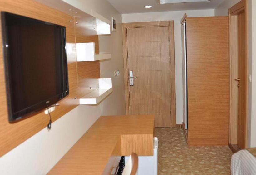 Camera Tripla Standard, Cebeciler