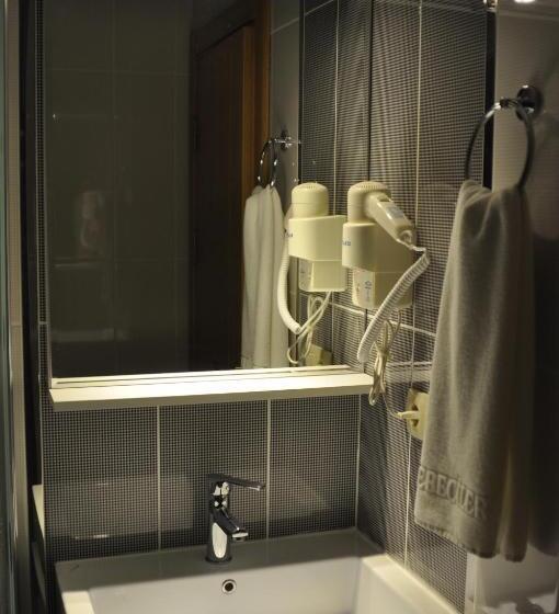 Camera Tripla Standard, Cebeciler