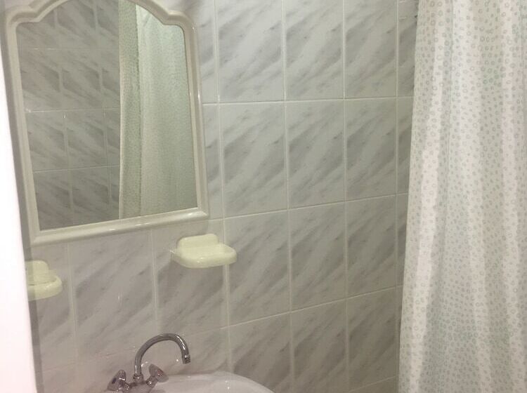 חדר מוזל מקלחת משותפת, Deryabin