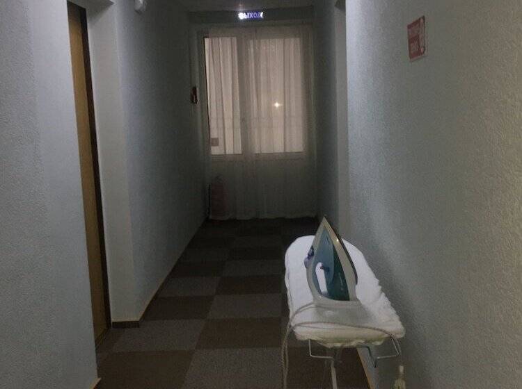 חדר מוזל מקלחת משותפת, Deryabin