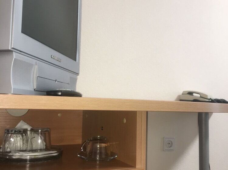 חדר מוזל מקלחת משותפת, Deryabin