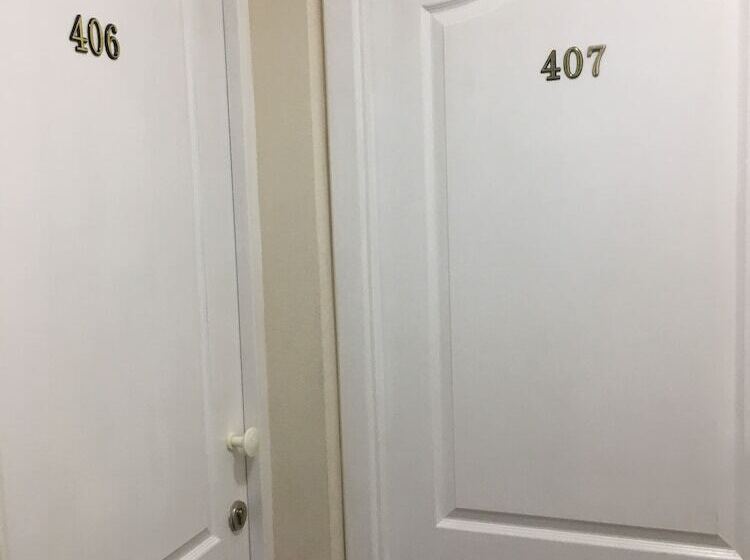 חדר מוזל מקלחת משותפת, Deryabin