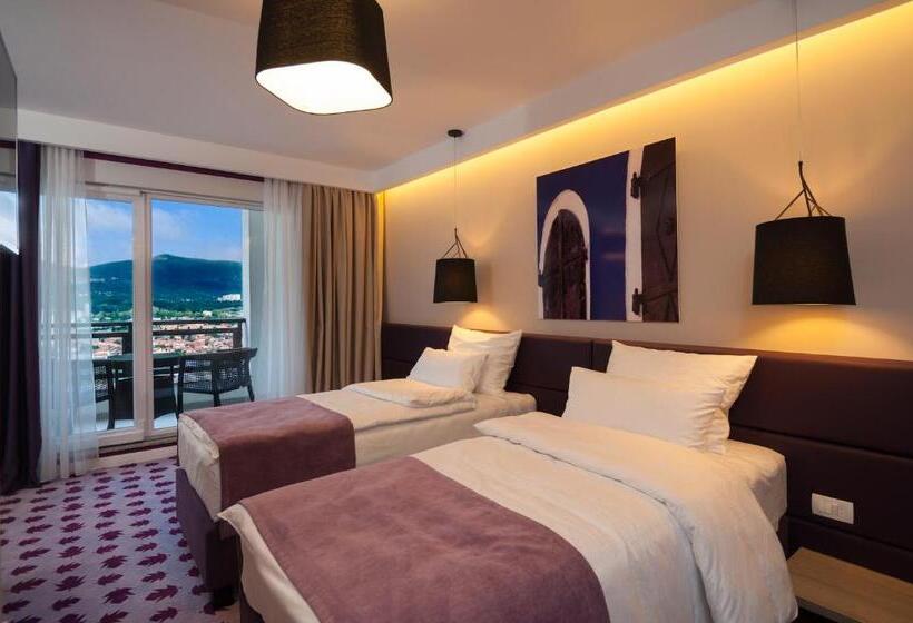 اتاق استاندارد سه تخته با بالکن, Eden