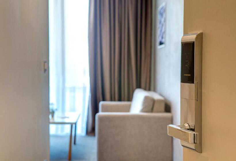 سوئیت با بالکن, Eden