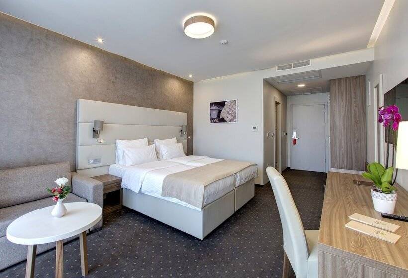 اتاق لوکس با بالکن, Eden