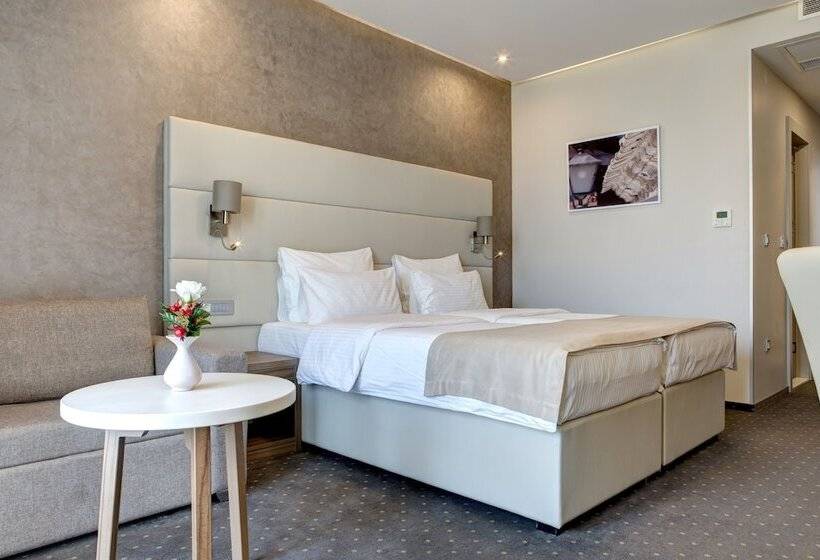 اتاق لوکس با بالکن, Eden