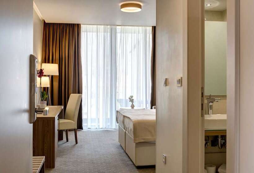 اتاق لوکس با بالکن, Eden