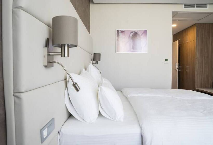 اتاق لوکس با بالکن, Eden