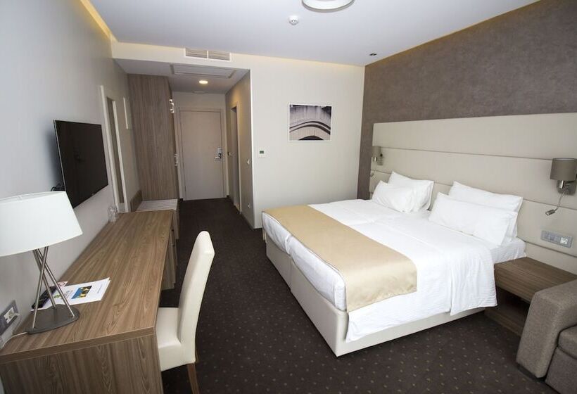 اتاق لوکس با بالکن, Eden