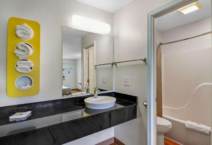 Номер Стандарт Кровать Кинг Адаптированный для Инвалидов, Motel 6charles Town, Wv