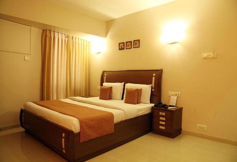 חדר אקזקיוטיב, Accolade