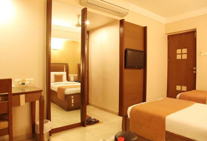 חדר אקזקיוטיב, Accolade