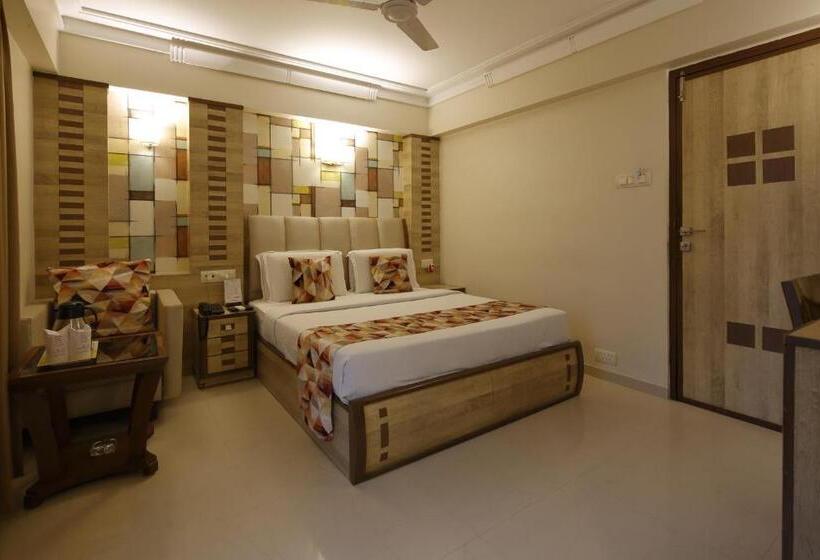 חדר אקזקיוטיב, Accolade