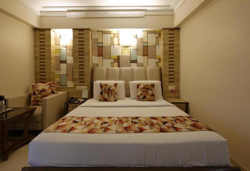 חדר אקזקיוטיב, Accolade