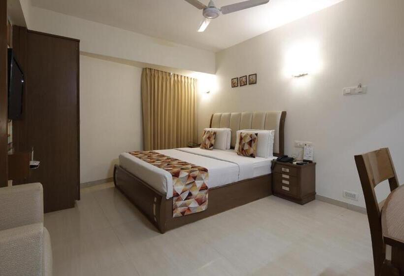 חדר אקזקיוטיב, Accolade