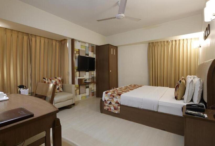 חדר אקזקיוטיב, Accolade